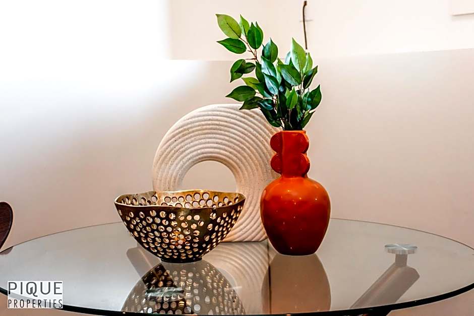 Stunning Modern Suite - King Bed - Free Parking & Netflix - Fast Wi-Fi - Long Stays Welcome