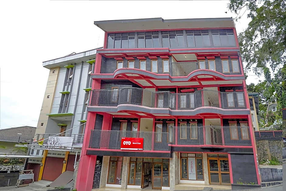 OYO Life 90035 Merci Club