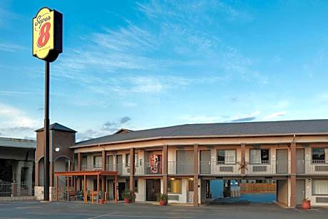 Super 8 by Wyndham San Antonio Pearl District / Downtown