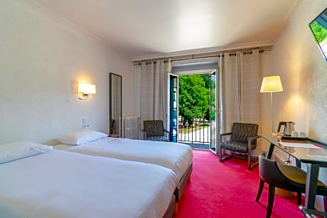 Twin Room with Balcony and Forest View