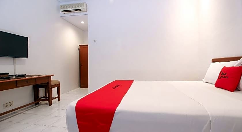 RedDoorz Plus near Alun Alun Selatan 2