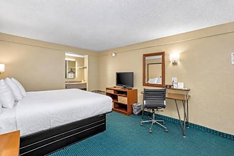 King Room with Bath Tub - Mobility/Hearing Accessible - Non-Smoking