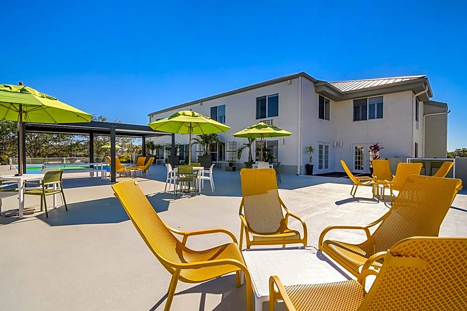 Naples Park Central Hotel