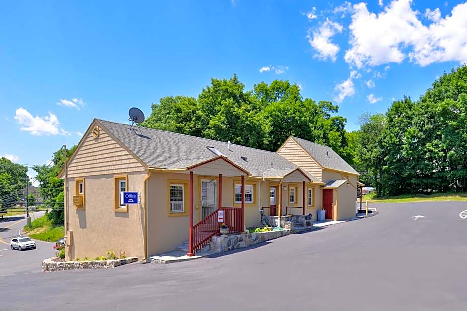 Golden Hill Inn-Danbury