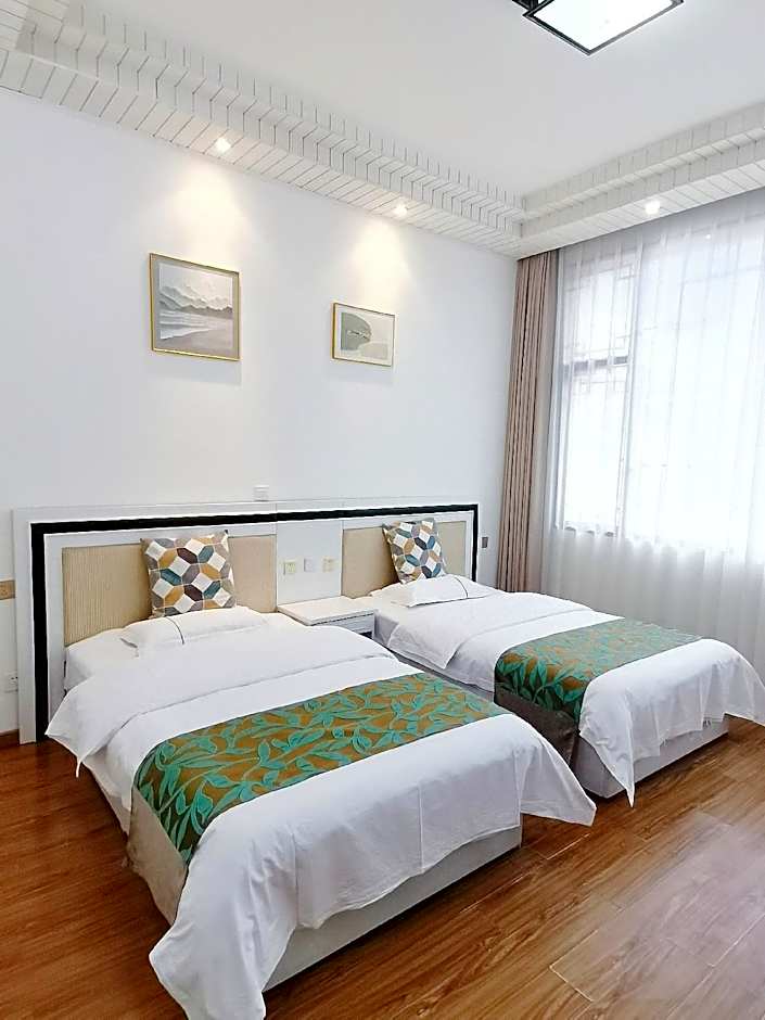 Mount Emei Moon Bay Hotel