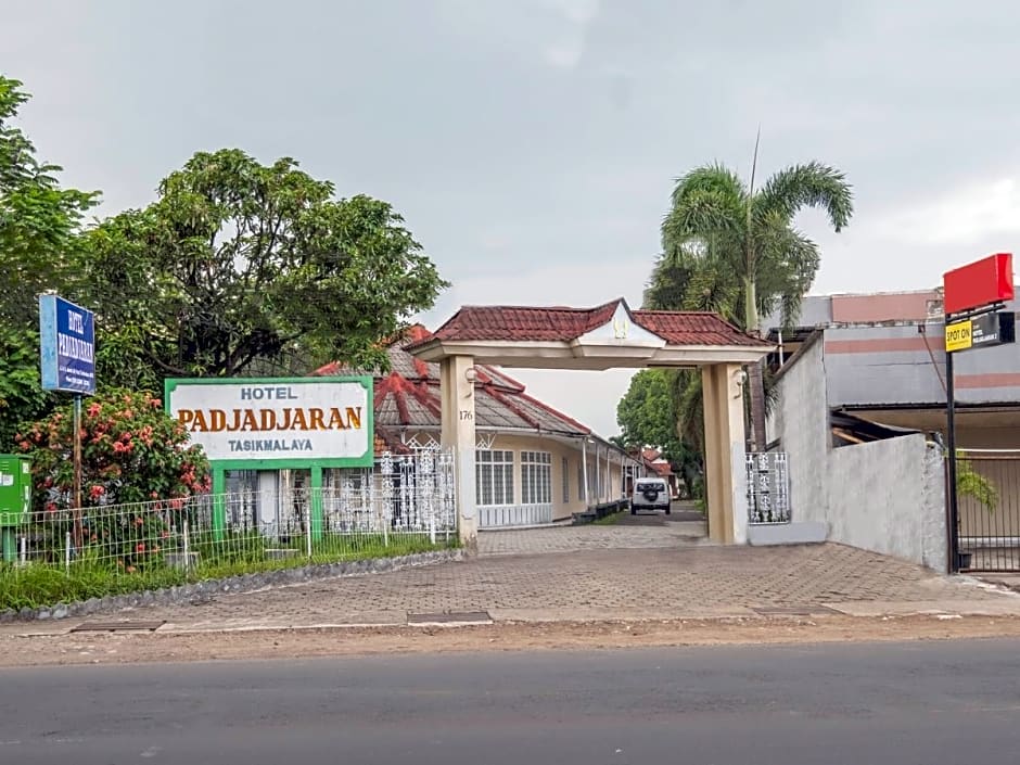 SPOT ON 2341 Hotel Padjajaran 2