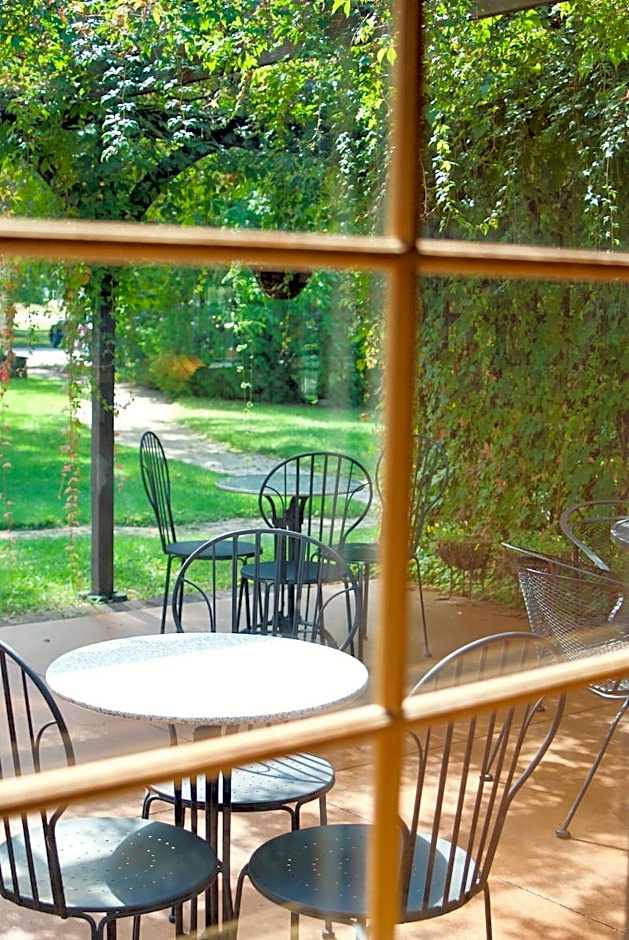 Settlement Courtyard Inn & Lavender Spa