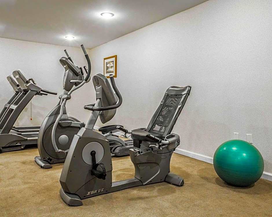 Clarion Inn & Suites At The Outlets Of Lake George