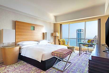 Connecting, Family Room, Bedroom 1: 1 King, Bedroom 2: 2 Twin, City View