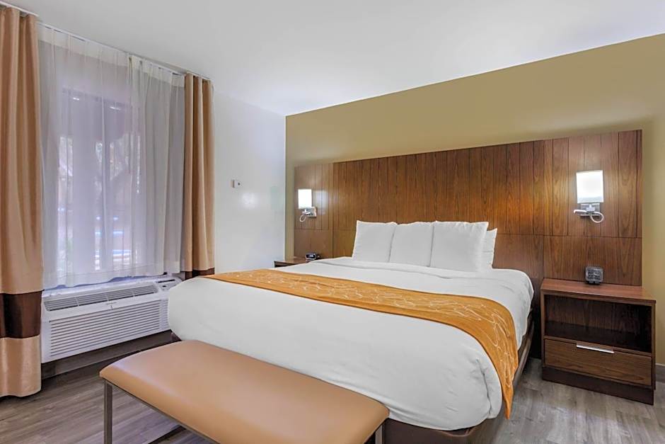 Photo 1 of 6 of 1 Queen Bed, Accessible