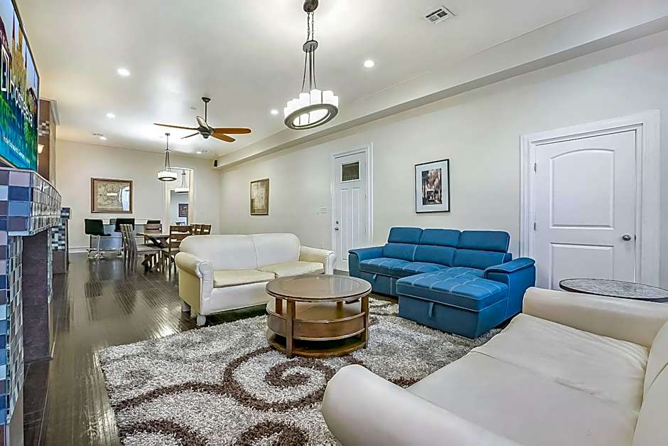 Modern 4BR Penthouse in Downtown by Hosteeva