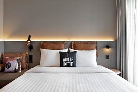Moxy Sleeper Guest Room with 1 Queen, City view