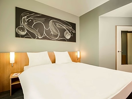 Room with 2 single beds equipped with the new bedding