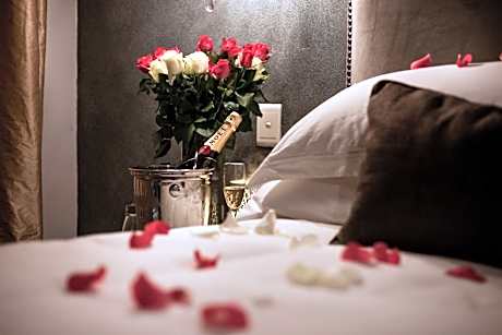 Deluxe Queen Suite
