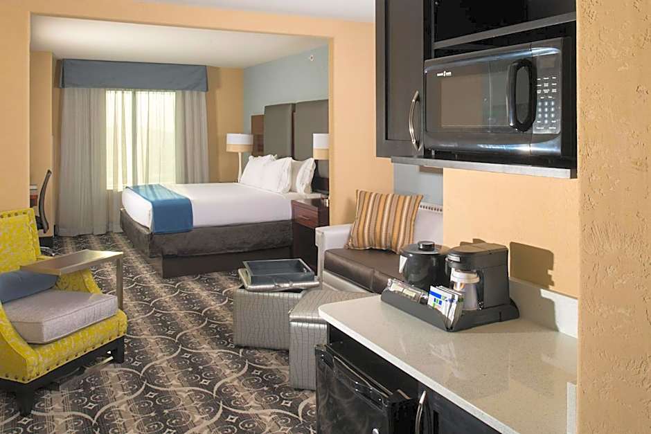 Holiday Inn Express & Suites Kansas City Airport By IHG