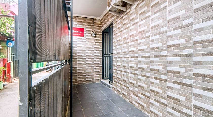 RedDoorz near Graha Cijantung Mall