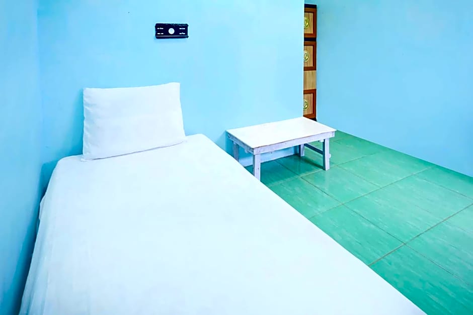 OYO Life 93017 Kost H Soeroso