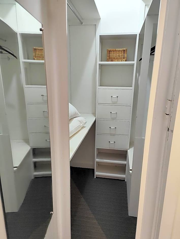 Centennial Inn on Bathurst