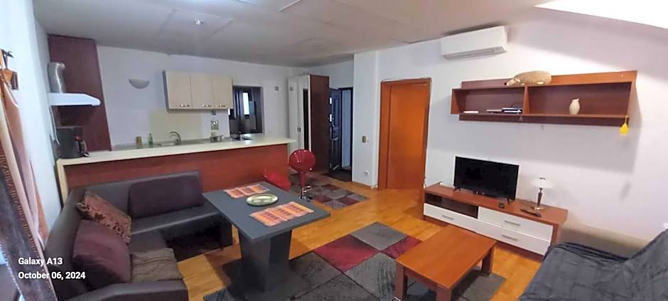 VillaWeb 9rooms - Long term business aparthotel 29 Euro per night per room, min 3months