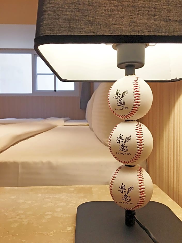La Hotel-Baseball Theme Hall
