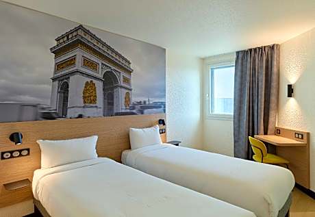 Standard Quadruple Room with Bathtub