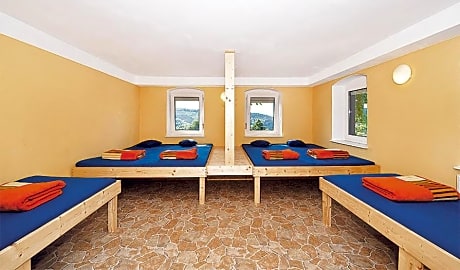 6-Bed Mixed Dormitory Room