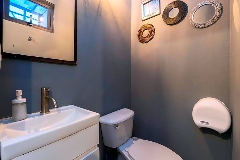 205 Zocalo Cathedral 2bdrmB 2Bath fits 10 AC Apt