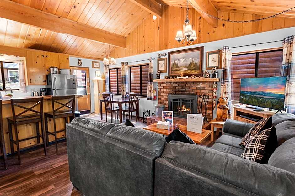 The Cuddle Inn - True feeling of a great cabin! Beautiful and homey! Walking distance to the lake!