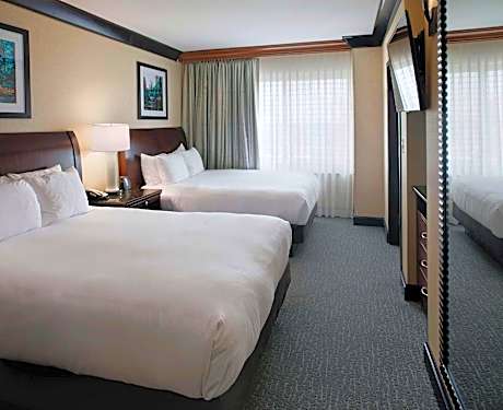 Queen Suite with Two Queen Beds, Sofa Bed and Bath Tub - Hearing Accessible