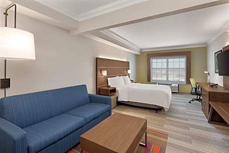 Suite with Mobility Accessible Tub - Non-Smoking