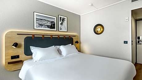 2 Standard Room Connecting - 1 Queen Bed 2 Single Beds