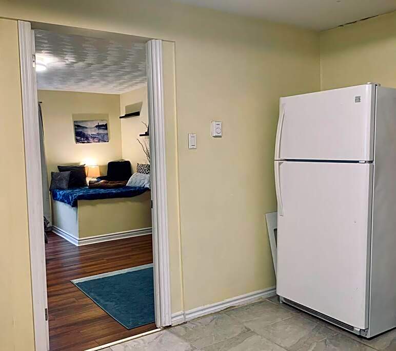 Cozy 2-BDRM, Mid Floor, Backyard