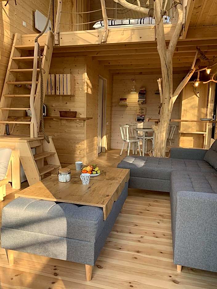 Domek na drzewie w Dolinie Uradu