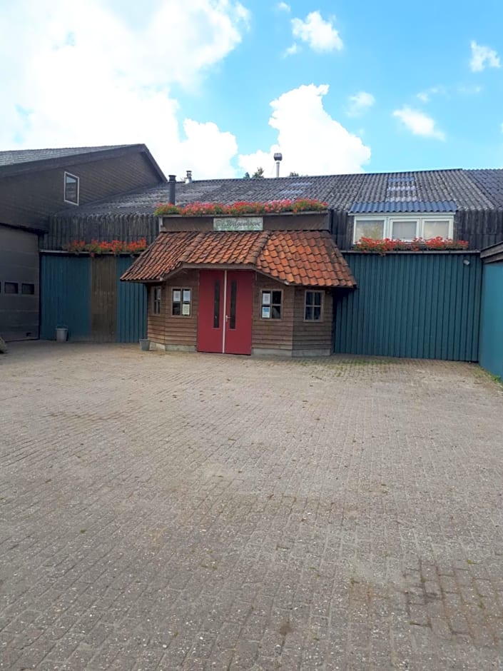 Unieke vriendenkamer met bedstedes tot 11 personen en 2 rustig gelegen chalets 2 en 4 persoons te huur!