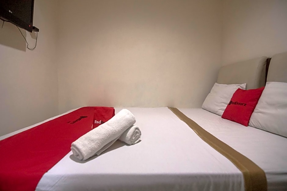 RedDoorz near RS Husada