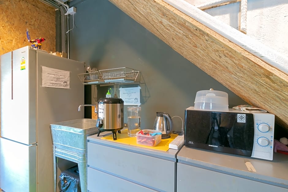 Zhelter Hostel Bangkok by ZUZU