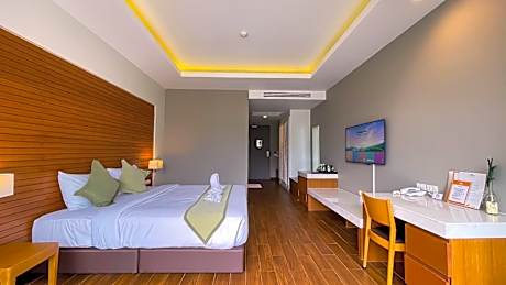Superior King Bed with bathtub