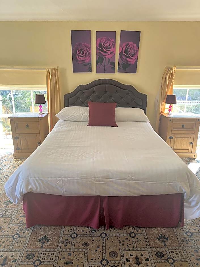 Tontine Hotel & Bar