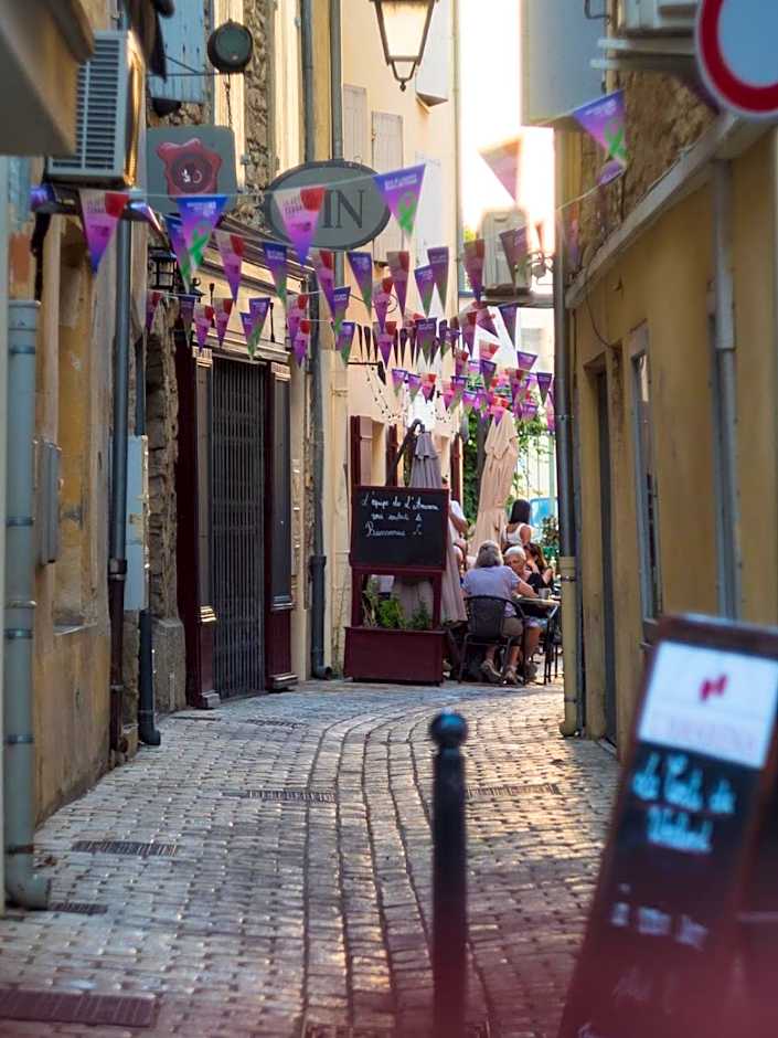 KYRIAD ORANGE Centre Ville - HOTEL RESTAURANT BAR - Galerie d'Art des Princes - Provence Alpes Côte d'Azur - France - Proche A7-A9 - exit21- Châteauneuf-du-Pape Avignon Bollene Nimes Valence - 24h-24h