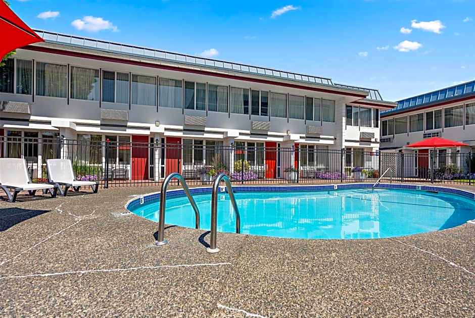 Days Inn by Wyndham Victoria Airport Sidney