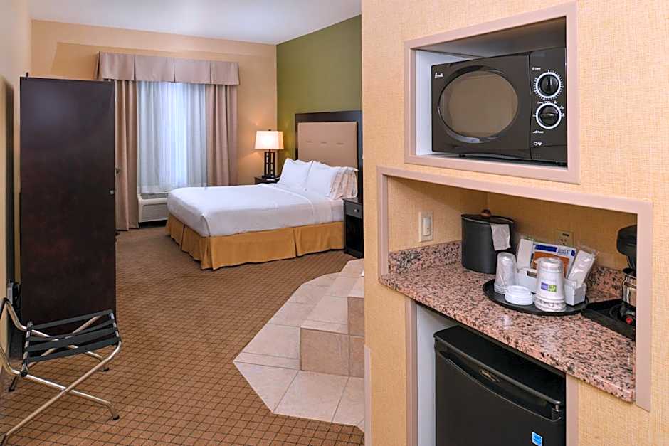 Holiday Inn Express Woodland By IHG