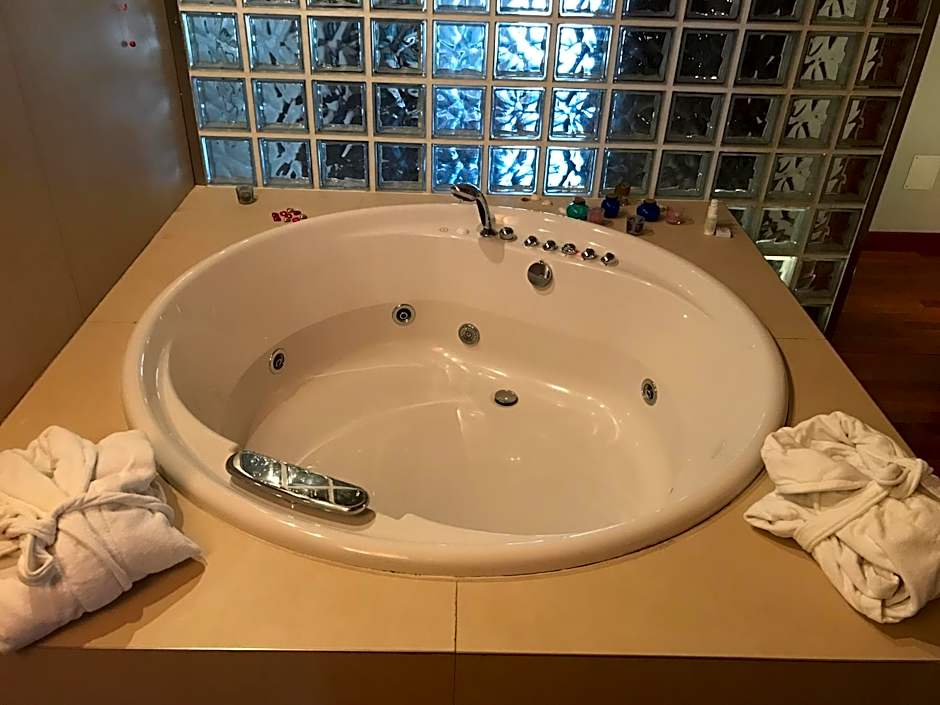 Parizzi Suites & Restaurant