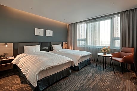 [Welcome PKG] WEST Tower Superior Twin Room with 2 Cups of Thinking Dog Coffee (Take-out)