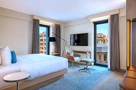 Corner Superior, Guest room, 1 King, City view, Corner room, Roll-in Shower