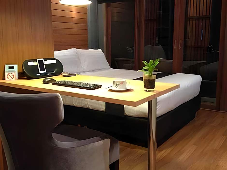 5ive Beach House Hotel