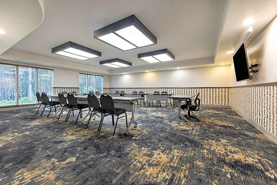 Days Inn & Suites by Wyndham Thunder Bay