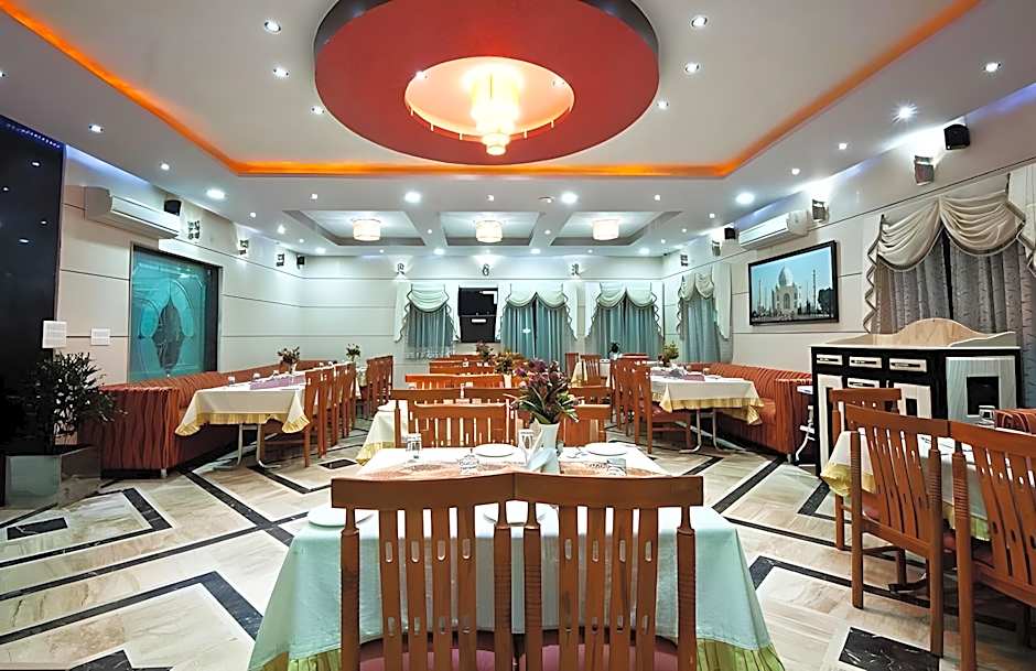 Foxoso Taj View Hotel