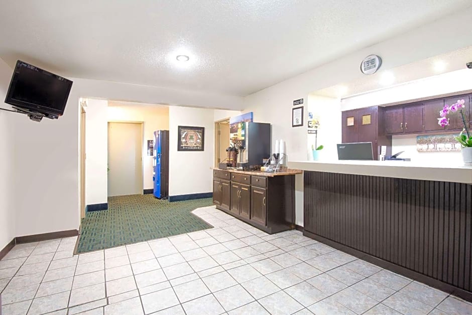 Super 8 by Wyndham Pittsburgh Airport/Coraopolis Area