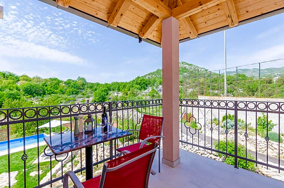 Villa Majkovica - 4 Bedroom Villa with Private Pool & En-Suite Bathrooms & Parking