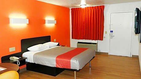 Deluxe King Room - Non-Smoking